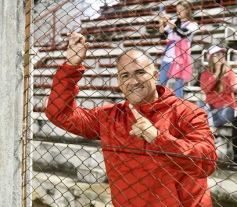 Foto de la galería: Guaraní y Crucero coparon la cancha con un clásico solidario en Villa Sarita