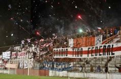 Foto de la galería: Guaraní y Crucero coparon la cancha con un clásico solidario en Villa Sarita