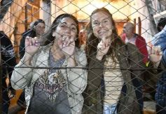 Foto de la galería: Guaraní y Crucero coparon la cancha con un clásico solidario en Villa Sarita