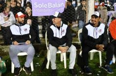 Foto de la galería: Guaraní y Crucero coparon la cancha con un clásico solidario en Villa Sarita