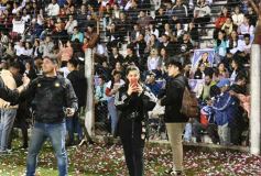 Foto de la galería: Guaraní y Crucero coparon la cancha con un clásico solidario en Villa Sarita