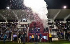 Foto de la galería: Guaraní y Crucero coparon la cancha con un clásico solidario en Villa Sarita