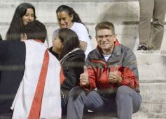 Foto de la galería: Guaraní y Crucero coparon la cancha con un clásico solidario en Villa Sarita