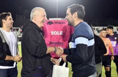 Foto de la galería: Guaraní y Crucero coparon la cancha con un clásico solidario en Villa Sarita