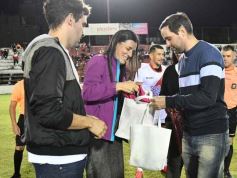 Foto de la galería: Guaraní y Crucero coparon la cancha con un clásico solidario en Villa Sarita