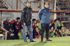 Foto de la galería: Guaraní y Crucero coparon la cancha con un clásico solidario en Villa Sarita