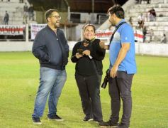 Foto de la galería: Guaraní y Crucero coparon la cancha con un clásico solidario en Villa Sarita