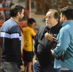 Foto de la galería: Guaraní y Crucero coparon la cancha con un clásico solidario en Villa Sarita