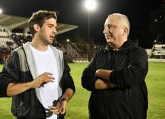 Foto de la galería: Guaraní y Crucero coparon la cancha con un clásico solidario en Villa Sarita