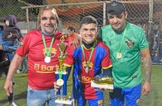 Foto de la galería: Copa Güembé: festejo azulgrana en la final del 5to Torneo de Fútbol 5 de Miguel Lanús