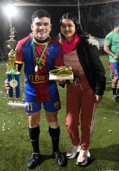 Foto de la galería: Copa Güembé: festejo azulgrana en la final del 5to Torneo de Fútbol 5 de Miguel Lanús