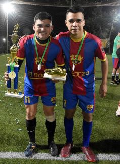 Foto de la galería: Copa Güembé: festejo azulgrana en la final del 5to Torneo de Fútbol 5 de Miguel Lanús