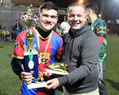 Foto de la galería: Copa Güembé: festejo azulgrana en la final del 5to Torneo de Fútbol 5 de Miguel Lanús