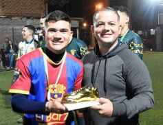 Foto de la galería: Copa Güembé: festejo azulgrana en la final del 5to Torneo de Fútbol 5 de Miguel Lanús