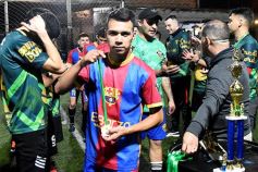Foto de la galería: Copa Güembé: festejo azulgrana en la final del 5to Torneo de Fútbol 5 de Miguel Lanús