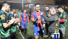 Foto de la galería: Copa Güembé: festejo azulgrana en la final del 5to Torneo de Fútbol 5 de Miguel Lanús