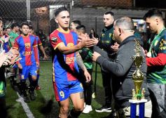 Foto de la galería: Copa Güembé: festejo azulgrana en la final del 5to Torneo de Fútbol 5 de Miguel Lanús