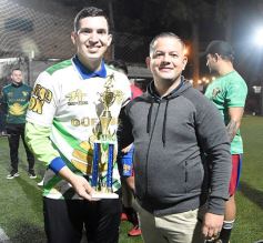 Foto de la galería: Copa Güembé: festejo azulgrana en la final del 5to Torneo de Fútbol 5 de Miguel Lanús