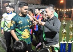 Foto de la galería: Copa Güembé: festejo azulgrana en la final del 5to Torneo de Fútbol 5 de Miguel Lanús