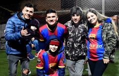 Foto de la galería: Copa Güembé: festejo azulgrana en la final del 5to Torneo de Fútbol 5 de Miguel Lanús