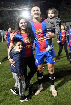 Foto de la galería: Copa Güembé: festejo azulgrana en la final del 5to Torneo de Fútbol 5 de Miguel Lanús