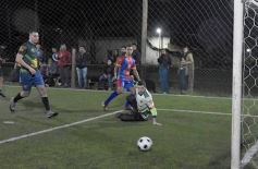 Foto de la galería: Copa Güembé: festejo azulgrana en la final del 5to Torneo de Fútbol 5 de Miguel Lanús