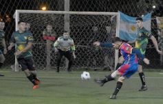 Foto de la galería: Copa Güembé: festejo azulgrana en la final del 5to Torneo de Fútbol 5 de Miguel Lanús