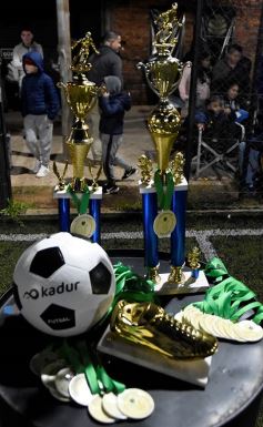Foto de la galería: Copa Güembé: festejo azulgrana en la final del 5to Torneo de Fútbol 5 de Miguel Lanús