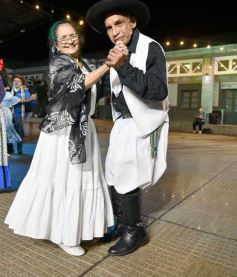 Foto de la galería: El Chamarap de Canal 12 abrió peña y baile en el Paseo La Terminal