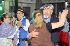 Foto de la galería: El Chamarap de Canal 12 abrió peña y baile en el Paseo La Terminal