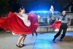 Foto de la galería: El Chamarap de Canal 12 abrió peña y baile en el Paseo La Terminal