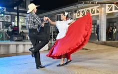 Foto de la galería: El Chamarap de Canal 12 abrió peña y baile en el Paseo La Terminal