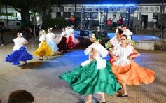 Foto de la galería: El Chamarap de Canal 12 abrió peña y baile en el Paseo La Terminal