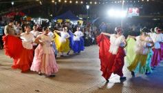 Foto de la galería: El Chamarap de Canal 12 abrió peña y baile en el Paseo La Terminal