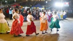 Foto de la galería: El Chamarap de Canal 12 abrió peña y baile en el Paseo La Terminal