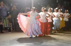 Foto de la galería: El Chamarap de Canal 12 abrió peña y baile en el Paseo La Terminal