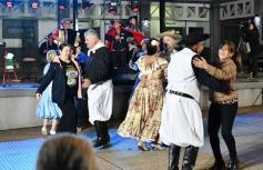 Foto de la galería: El Chamarap de Canal 12 abrió peña y baile en el Paseo La Terminal