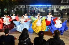Sixto Fotografías. Sociedad. Programas en vivo - El Chamarap de Canal 12 abrió peña y baile en el Paseo La Terminal