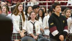 Foto de la galería: Con Misa y consagración a la Virgen, la Madre de la Misericordia celebró su día