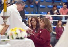 Foto de la galería: Con Misa y consagración a la Virgen, la Madre de la Misericordia celebró su día
