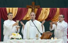 Foto de la galería: Con Misa y consagración a la Virgen, la Madre de la Misericordia celebró su día