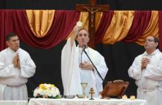 Foto de la galería: Con Misa y consagración a la Virgen, la Madre de la Misericordia celebró su día