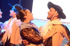 Sixto Fotografías. Sociedad. Instituto Montoya - Danza, tradición y música abrieron la Vigilia del 25 de Mayo en Posadas