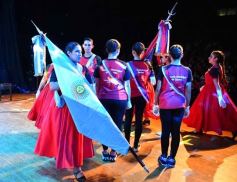 Foto de la galería: Danza, tradición y música abrieron la Vigilia del 25 de Mayo en Posadas