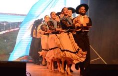 Foto de la galería: Danza, tradición y música abrieron la Vigilia del 25 de Mayo en Posadas