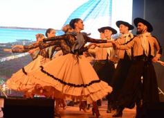 Foto de la galería: Danza, tradición y música abrieron la Vigilia del 25 de Mayo en Posadas