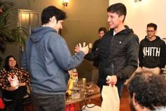 Foto de la galería: Con el "amigo invisible", el equipo de la web de Canal 12 compartió juntada por su 1er año