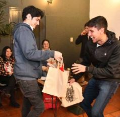 Foto de la galería: Con el "amigo invisible", el equipo de la web de Canal 12 compartió juntada por su 1er año