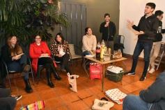 Foto de la galería: Con el "amigo invisible", el equipo de la web de Canal 12 compartió juntada por su 1er año