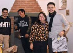 Foto de la galería: Con el "amigo invisible", el equipo de la web de Canal 12 compartió juntada por su 1er año